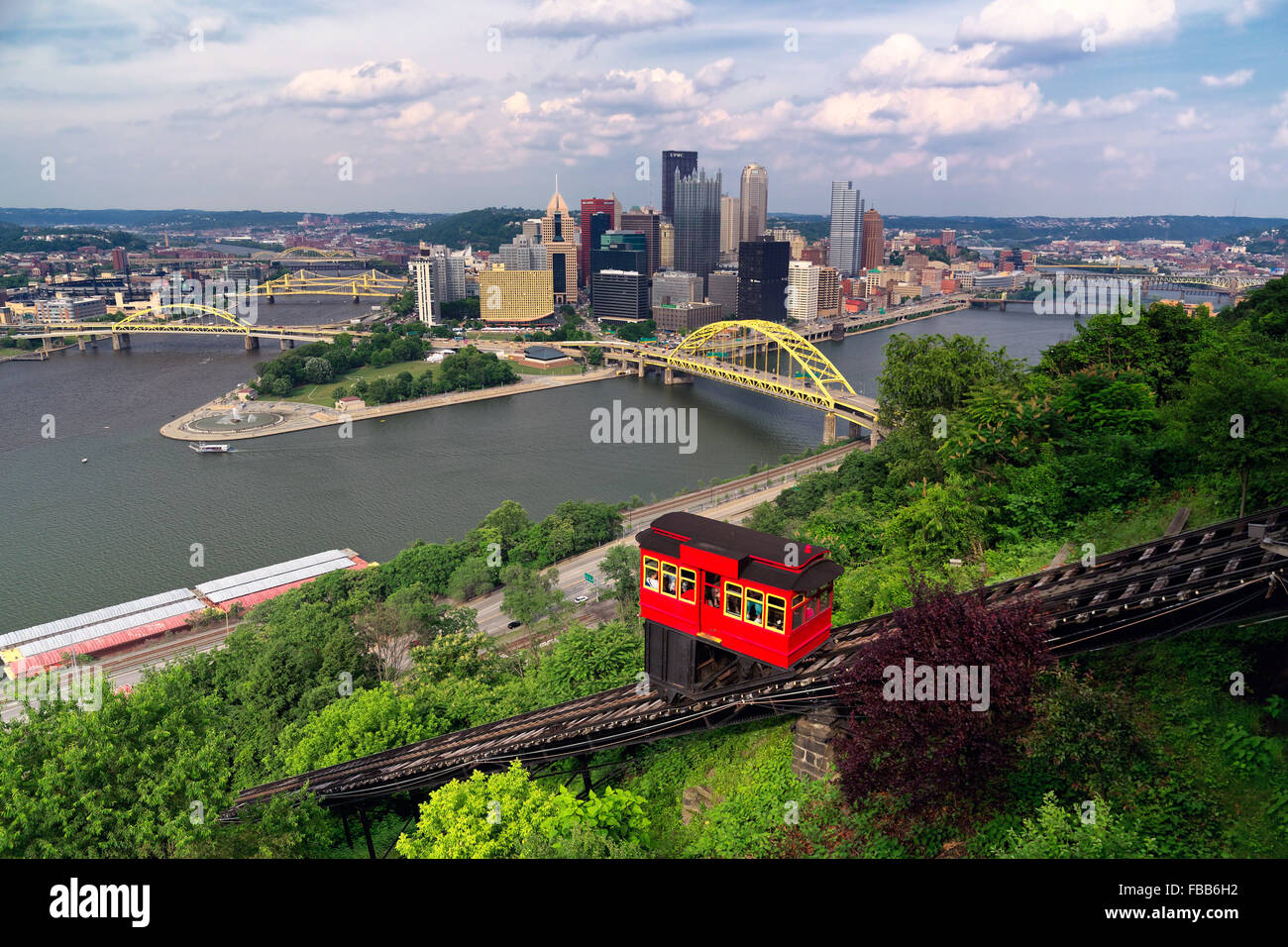 Rote Standseilbahn Auto auf einem Hügel mit Pittsburgh Innenstadt in den Hintergrund, Duquesne Incline, Mt Washington, Pittsburgh Stockfoto