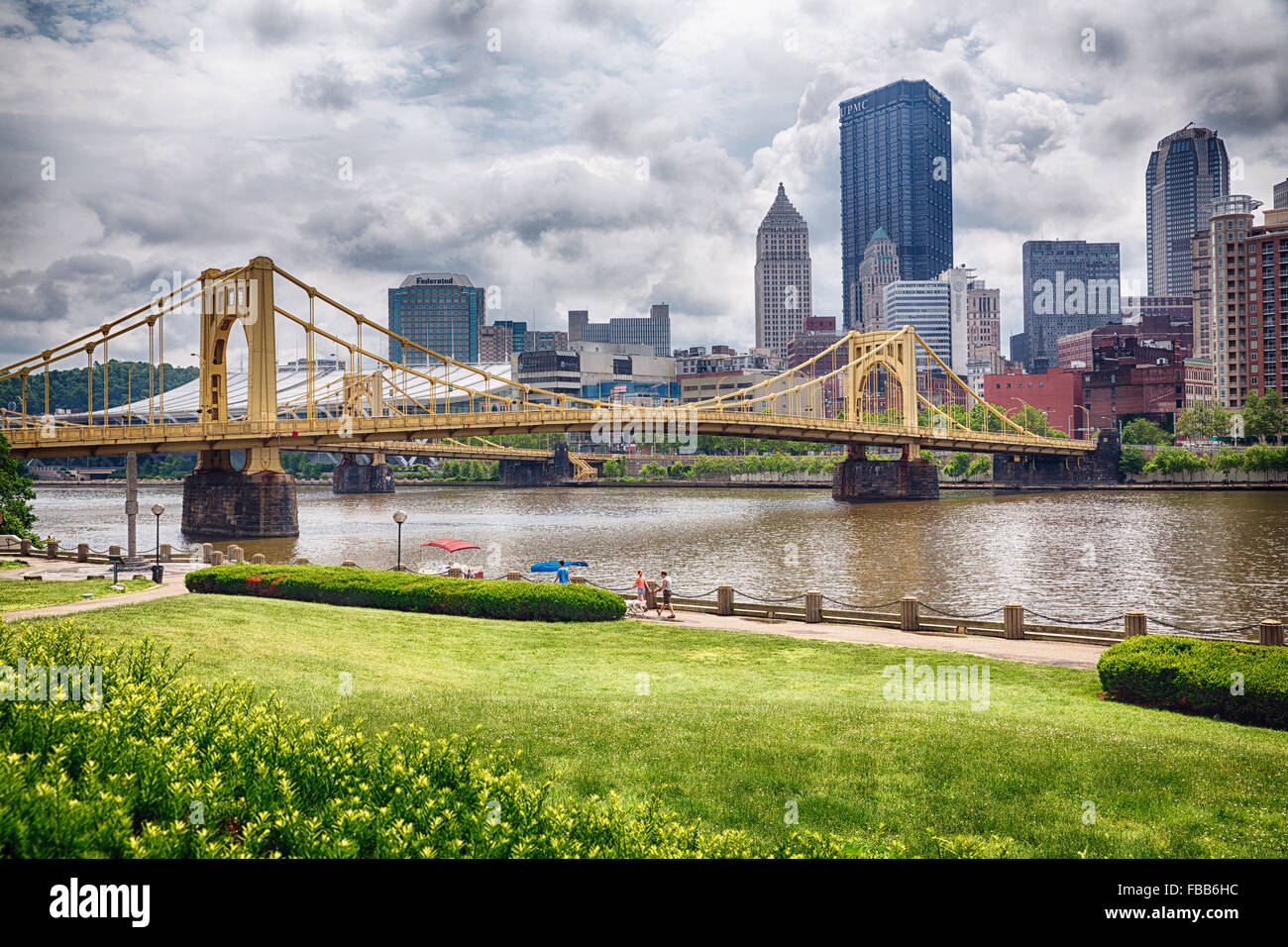 Ansicht der Andy-Warhol-Brücke über den Allegheny River von der North Shore Trail, Pittsburgh, Pennsylvania Stockfoto