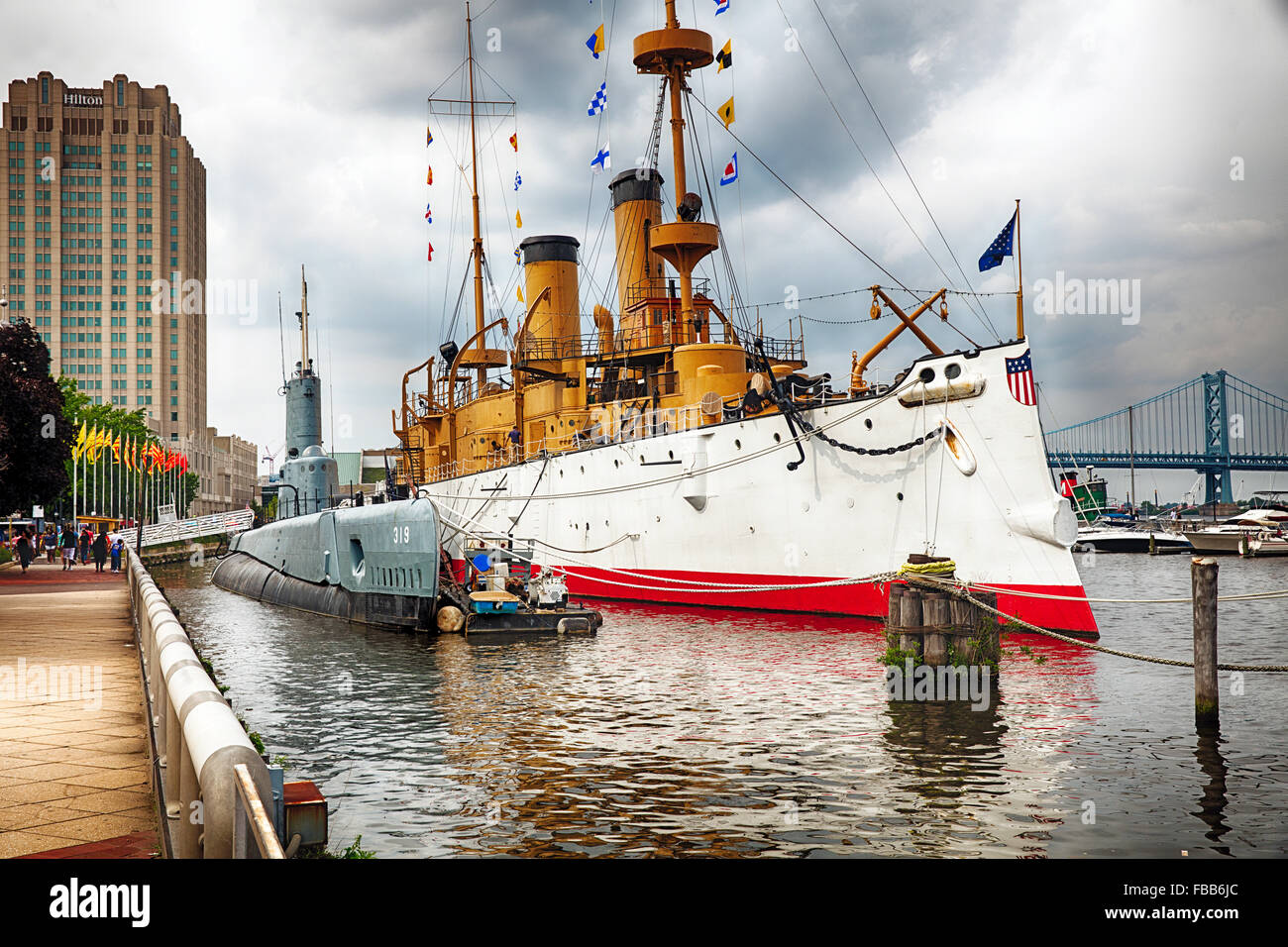 Blick auf das Olympia-Kriegsschiff und das Yard u-Boot angedockt an der Independence Seaport Museum, Philadelphia, Pennsylvania Stockfoto
