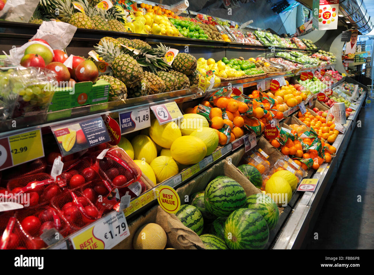 Früchte-Regal im Supermarkt Stockfotografie - Alamy