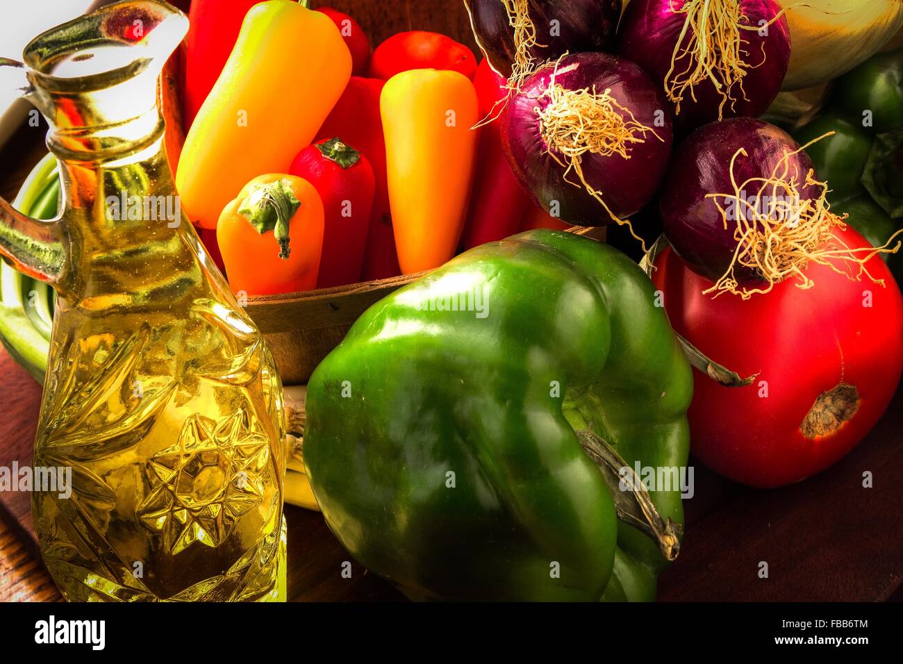 Bunte Vielfalt von frisch vom Bauernhof Bio Rohkost mit eine Karaffe mit Olivenöl. Stockfoto