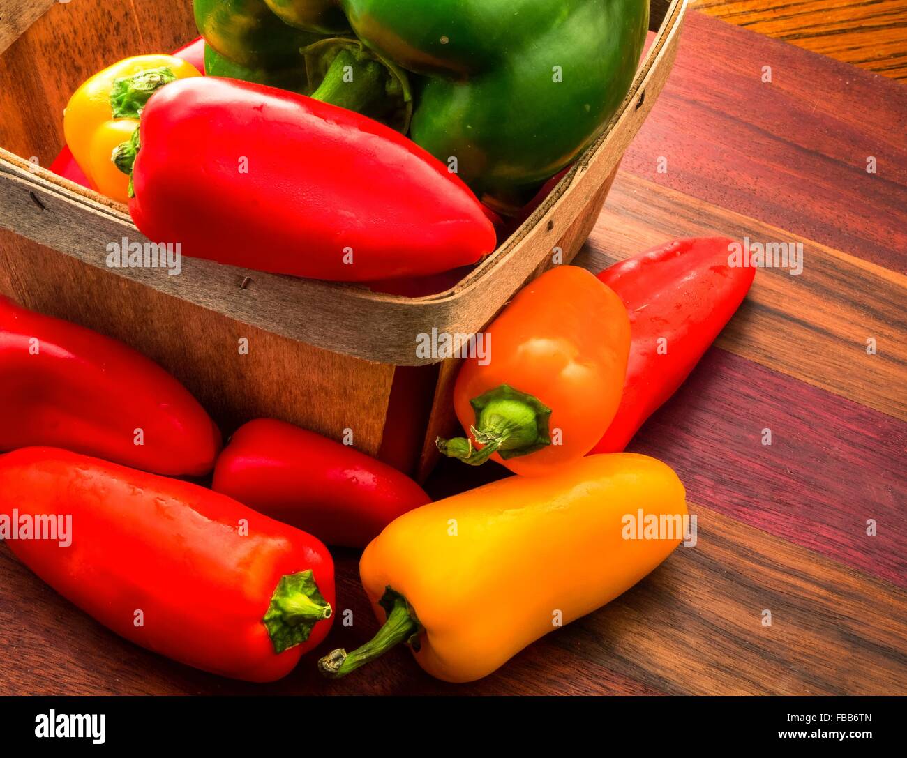 Bunte Paprika. Rot, gelb, orange und grüne Paprika. Stockfoto