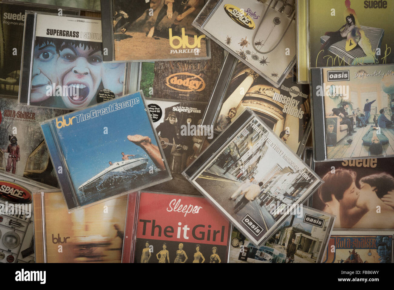 Eine Anordnung von CDs, die einige der Hauptgruppen der britischen Britpop-Bewegung von 1990s zeigen. Thema - die Neunziger, Kampf der Bands, Brutscher Stockfoto
