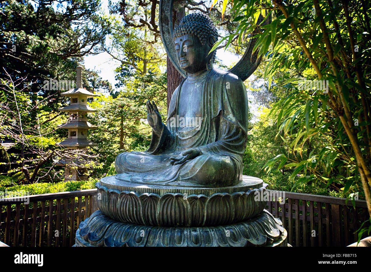 Niedrigen Winkel Ansicht eines sitzenden Bronze-Buddha-Statue, Japanese Tea Garden, San Francisco, Kalifornien Stockfoto