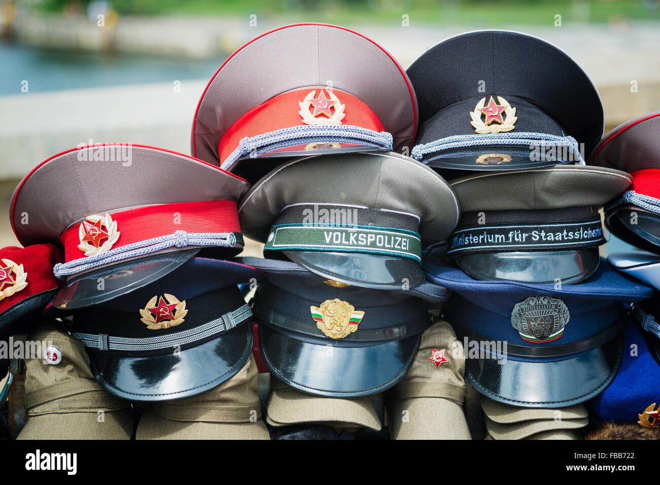 Nahaufnahme von Vintage DDR Militär und Polizei Visier Hüte auf dem Display zu verkaufen, Berlin, Deutschland Stockfoto