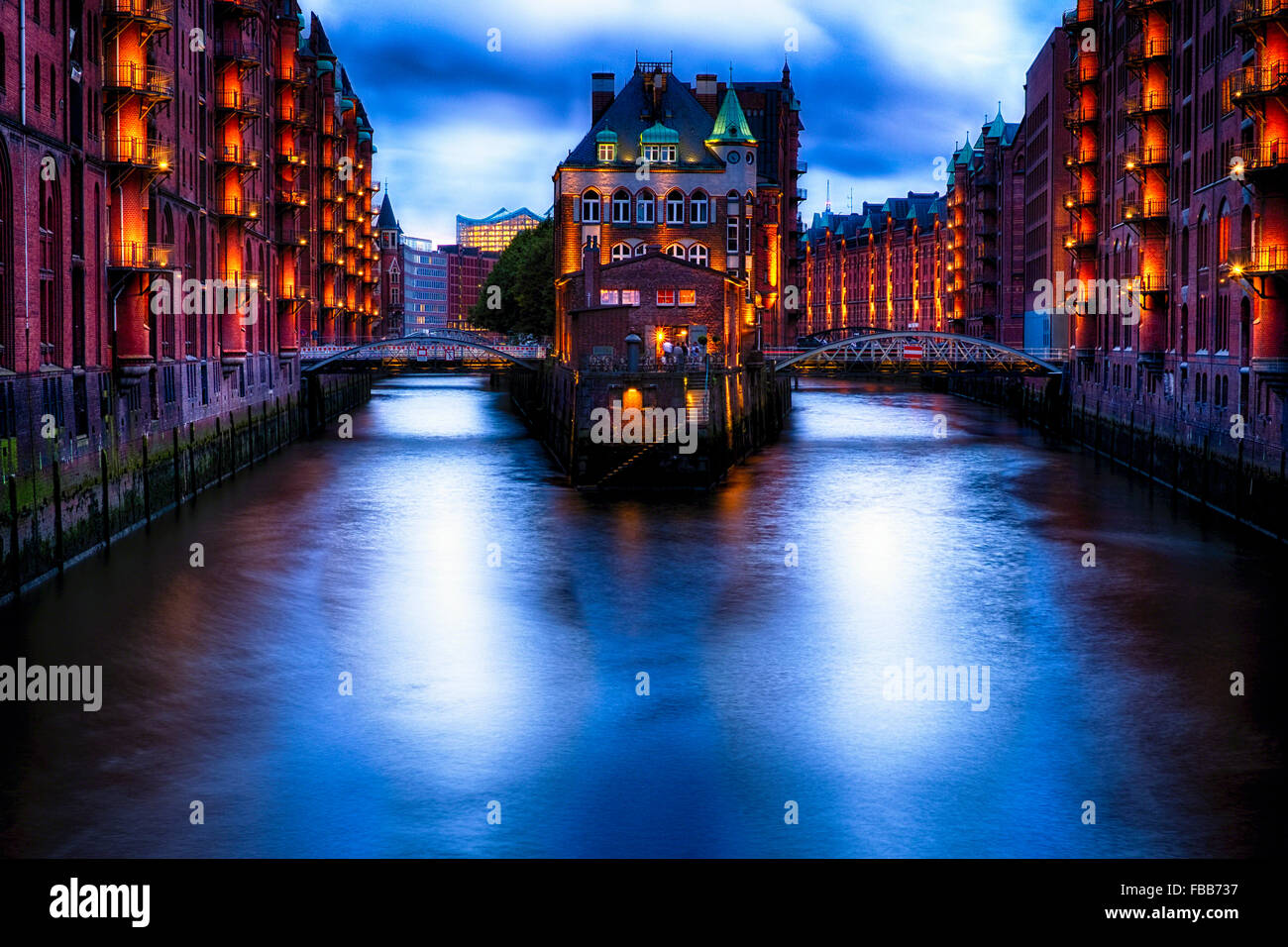 Wasserburg leuchtet in der Nacht in der Speicherstadt im Hafen City, Hamburg, Deutschland Stockfoto