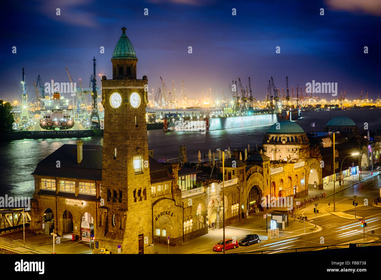High Angle View of des Hamburger Hafens am Pier 3 in der Nacht, St. Pauli, Hamburg, Deutschland Stockfoto