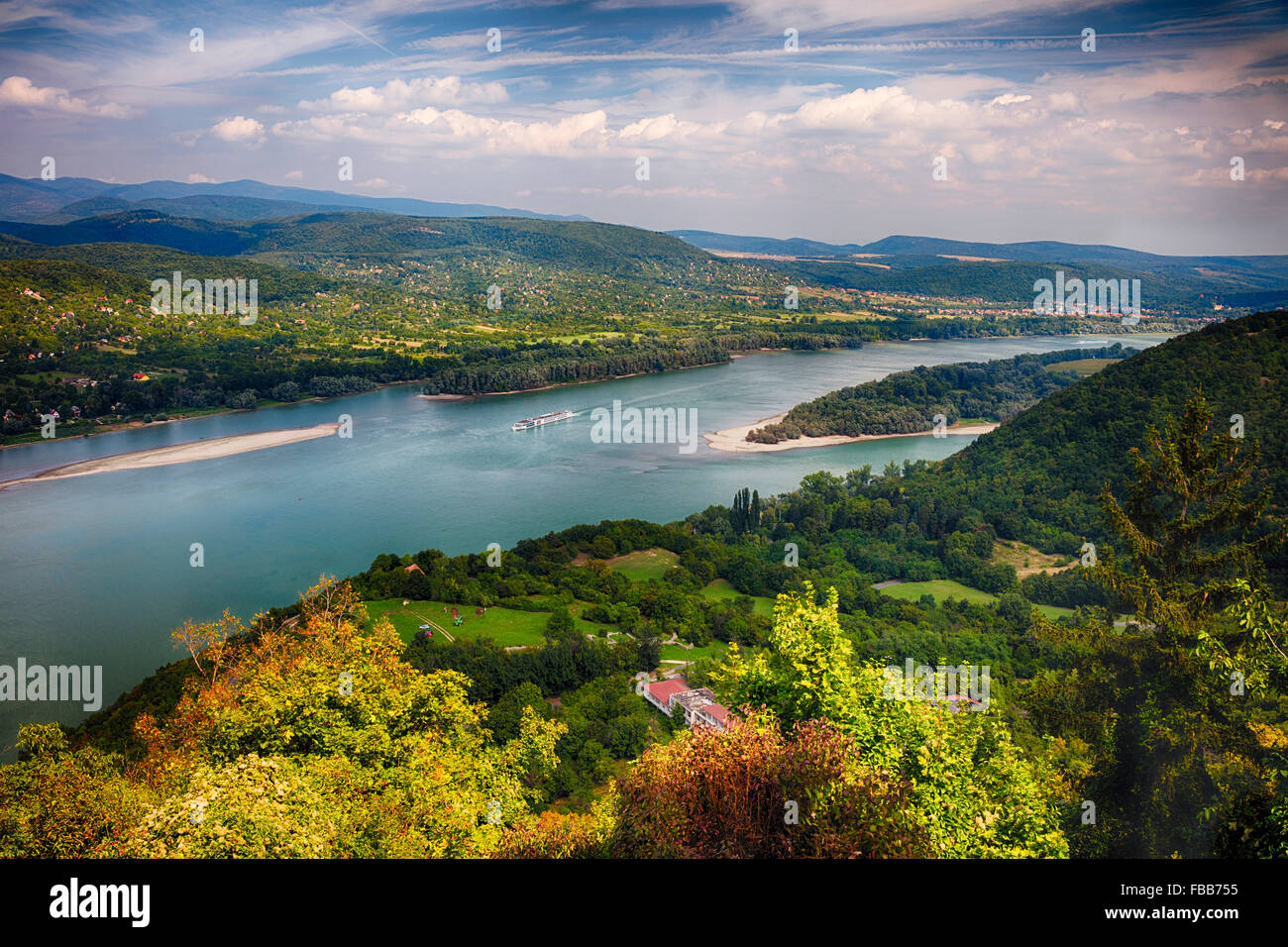 High Angle View der Donau mit Inseln und einem Kreuzfahrtschiff, Visegrad, Komitat Pest, Ungarn Stockfoto