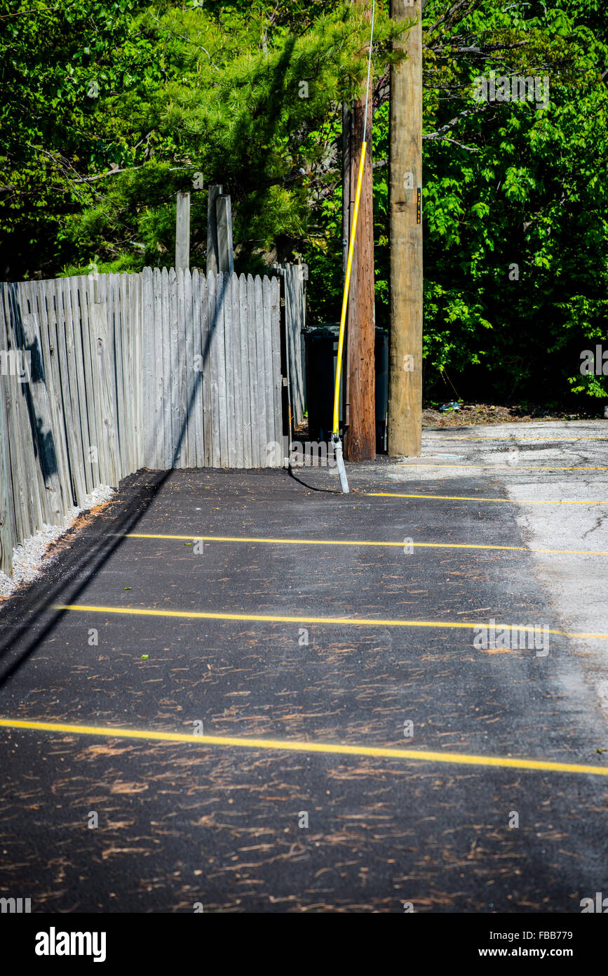 Bemalte Parkplatz Linien auf Asphalt neben einem Zaun Stockfoto