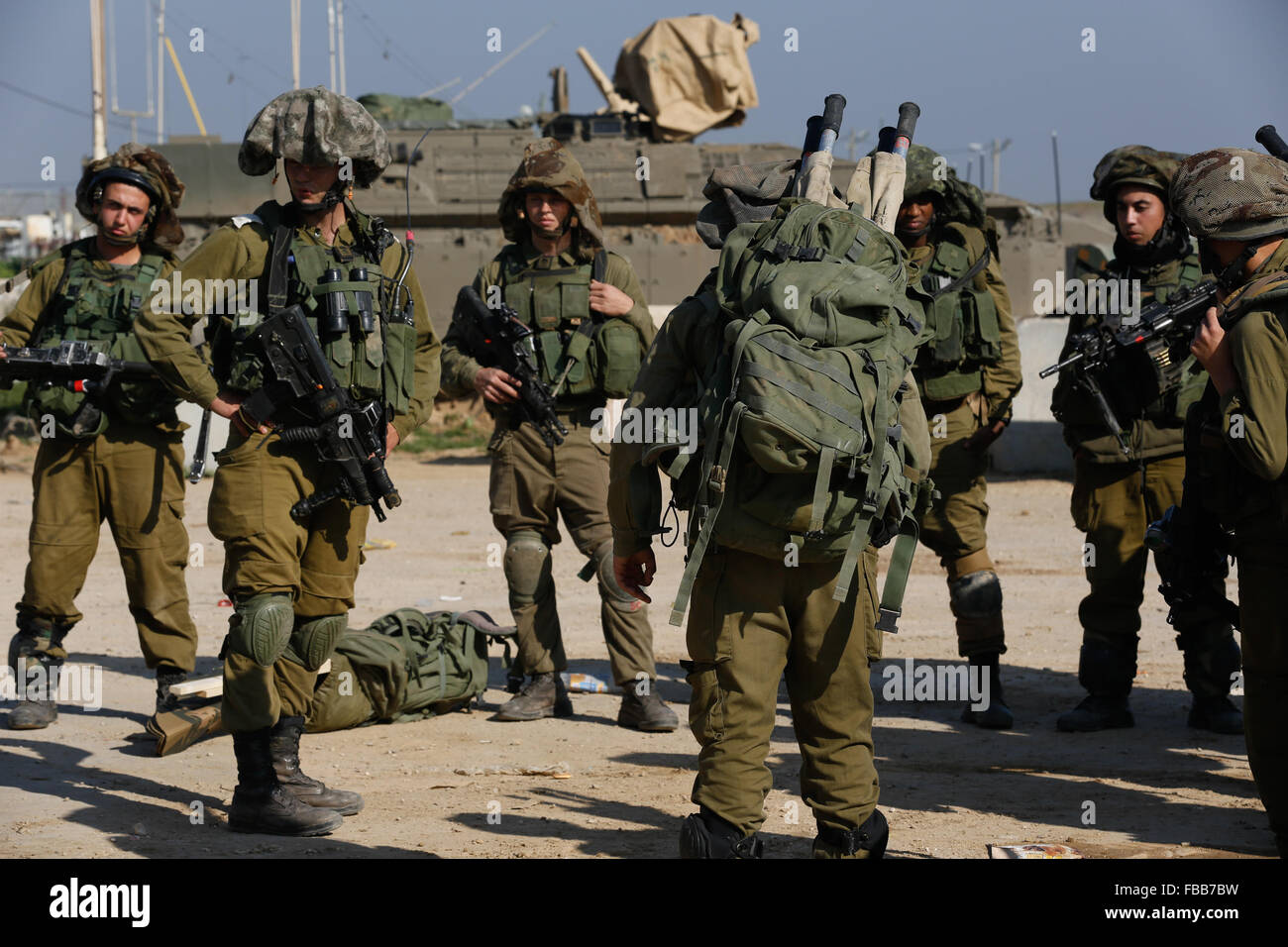 Jerusalem. 13. Januar 2016. Israelische Soldaten besuchen eine militärische Tätigkeit in Südisrael, 13. Januar 2016. Ein Palästinenser getötet und drei weitere verletzt bei einem israelischen Luftangriff im nördlichen Gazastreifen Mittwochmorgen, sagte palästinensischen Gesundheitsministerium. © JINI/Yehuda Peretz/Xinhua/Alamy Live-Nachrichten Stockfoto