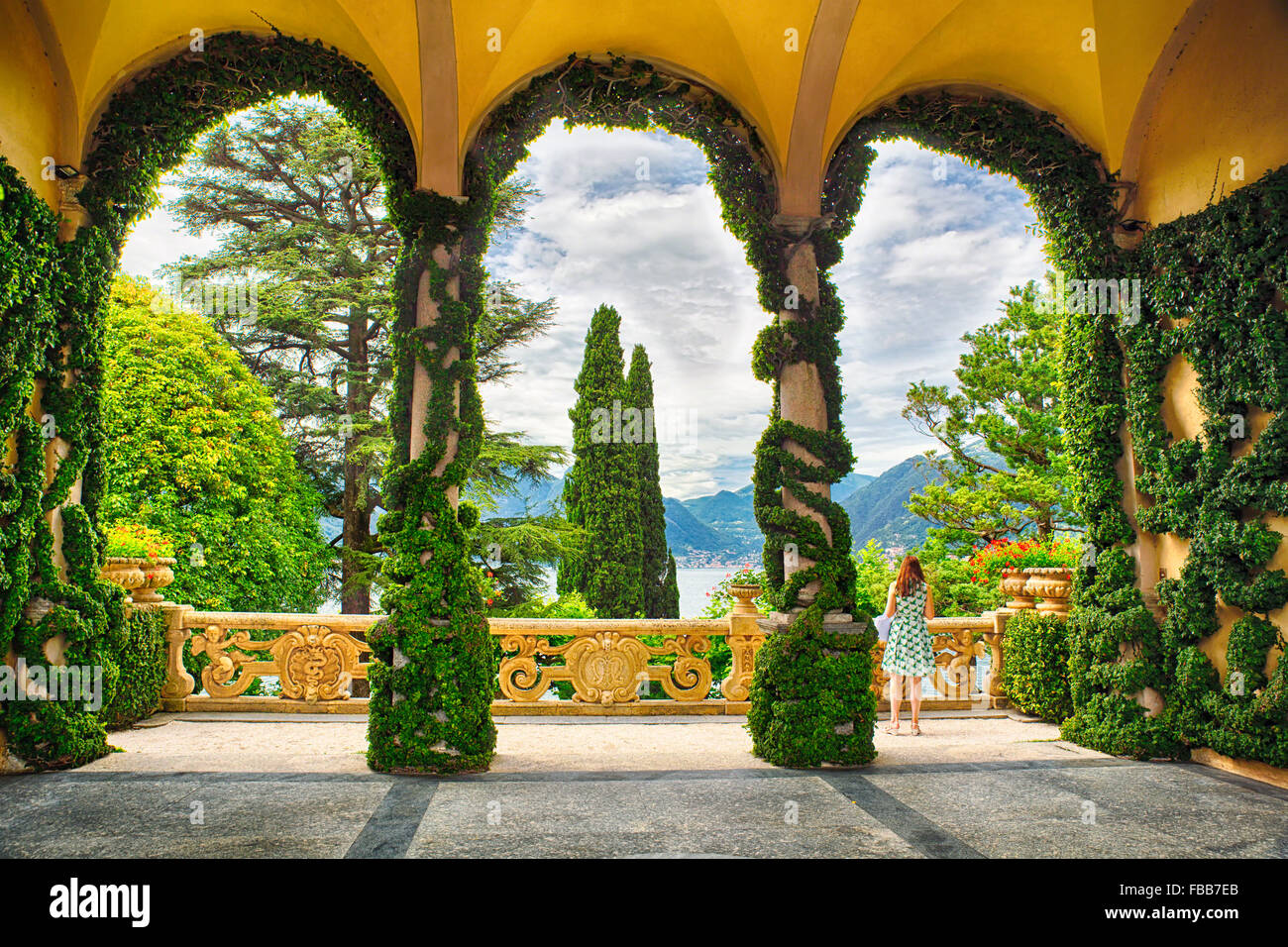 Blick auf den See durch die Bögen von einer Terrasse Villa, Villa del Balbianello, Lenno-Como, Comer See, Lombardei, Italien Stockfoto