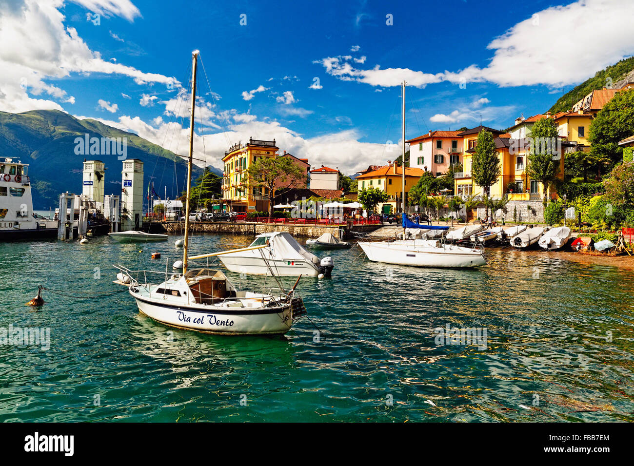Niedrigen Winkel-Blick auf den Hafen von Varenna am Comer See, Lombardei, Italien Stockfoto