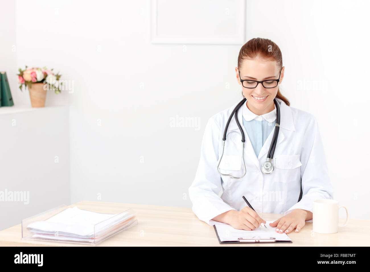 Professionelle Arzt am Tisch sitzen Stockfoto
