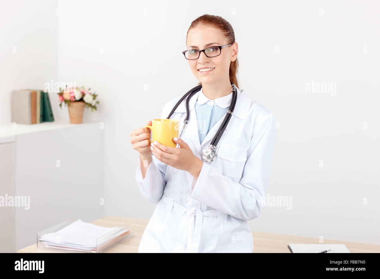 Lächelnd Arzt Tee trinken Stockfoto