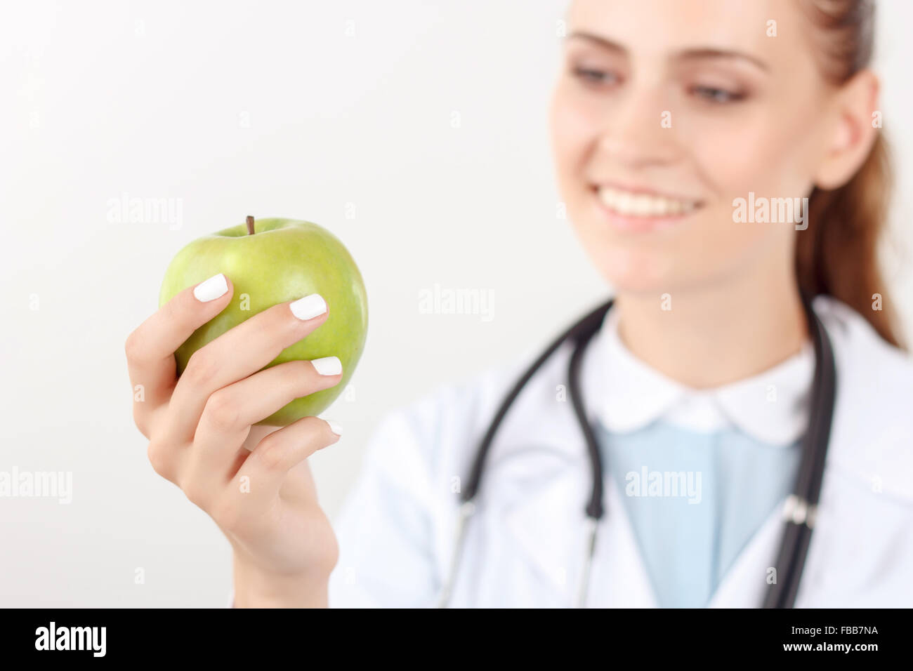 Positiven Arzt Holding grüner Apfel Stockfoto