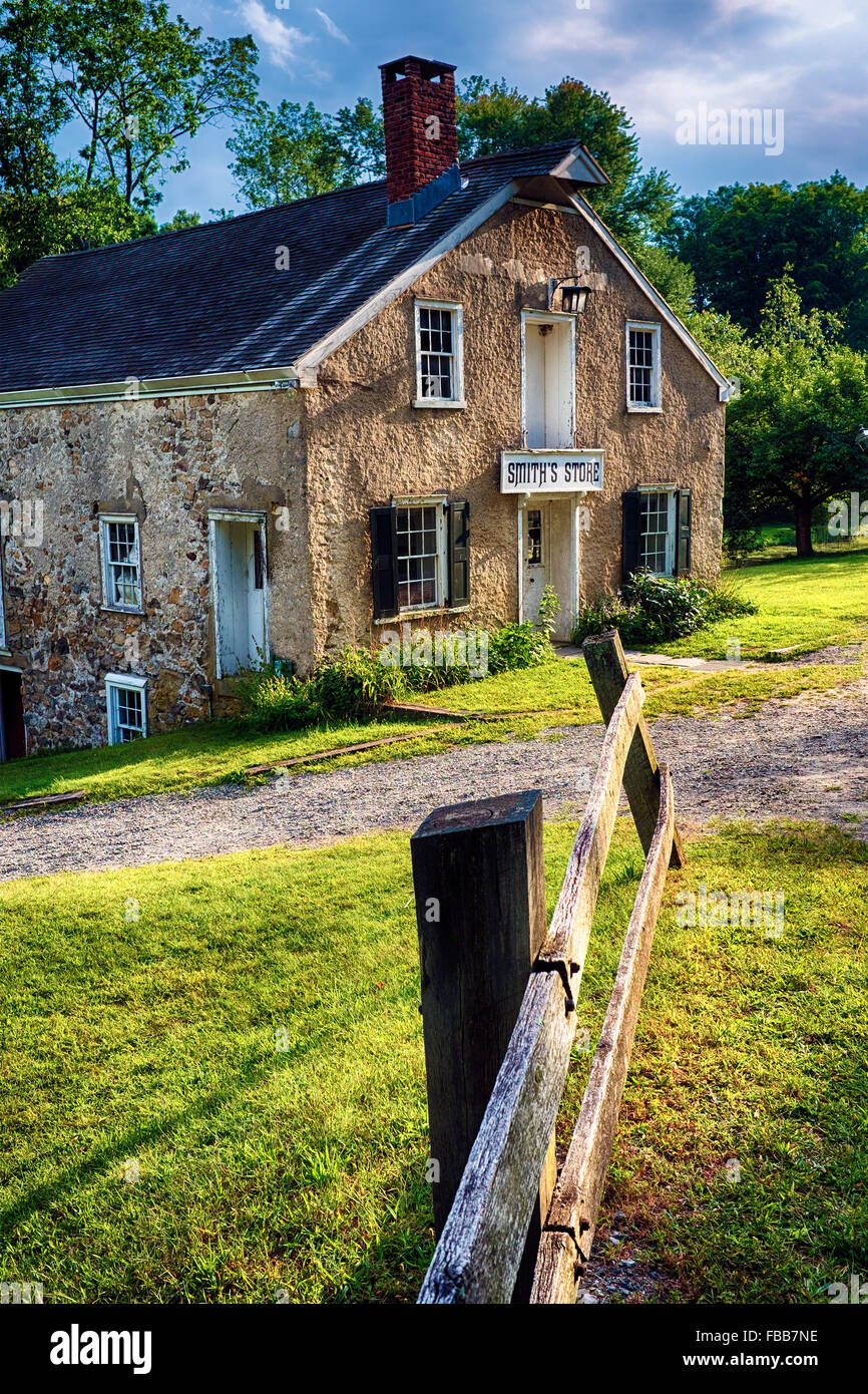 Niedrigen Winkel Ansicht des historischen Stein Gemischtwarenladen in Waterloo Dorf, Allamuchy Mountain State Park, New Jersey Stockfoto