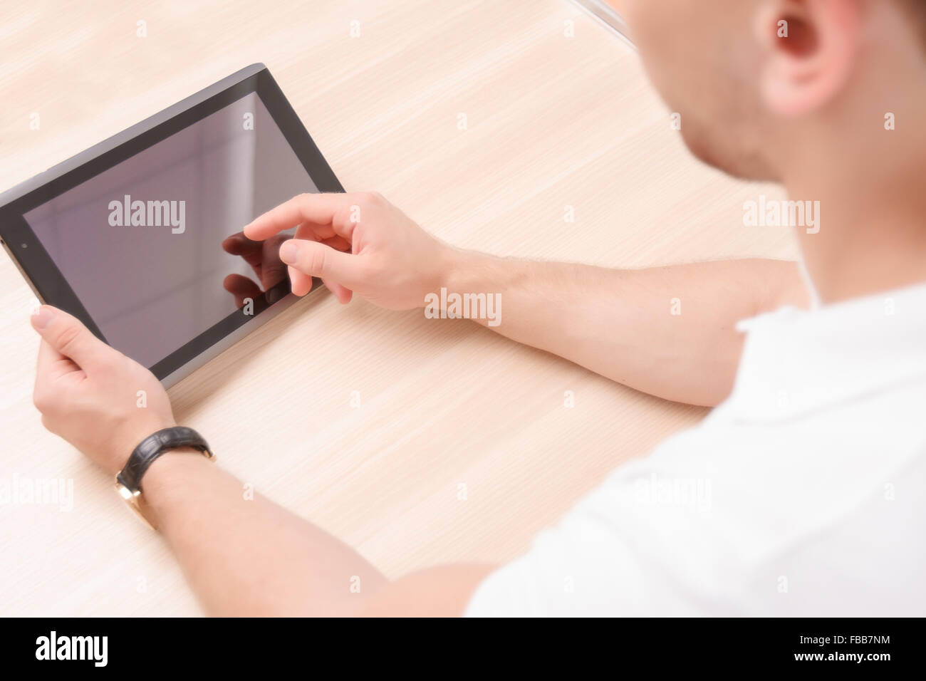 Hände eines Mannes mit tablet Stockfoto