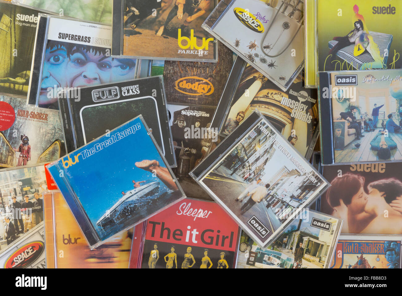 Eine Gruppe von CDs, die einige der Hauptgruppen hinter der Britpop-Bewegung der 90er Jahre zeigen, darunter Blur, Oasis, Space, Kula Shaker, Suede und Supergrass Stockfoto