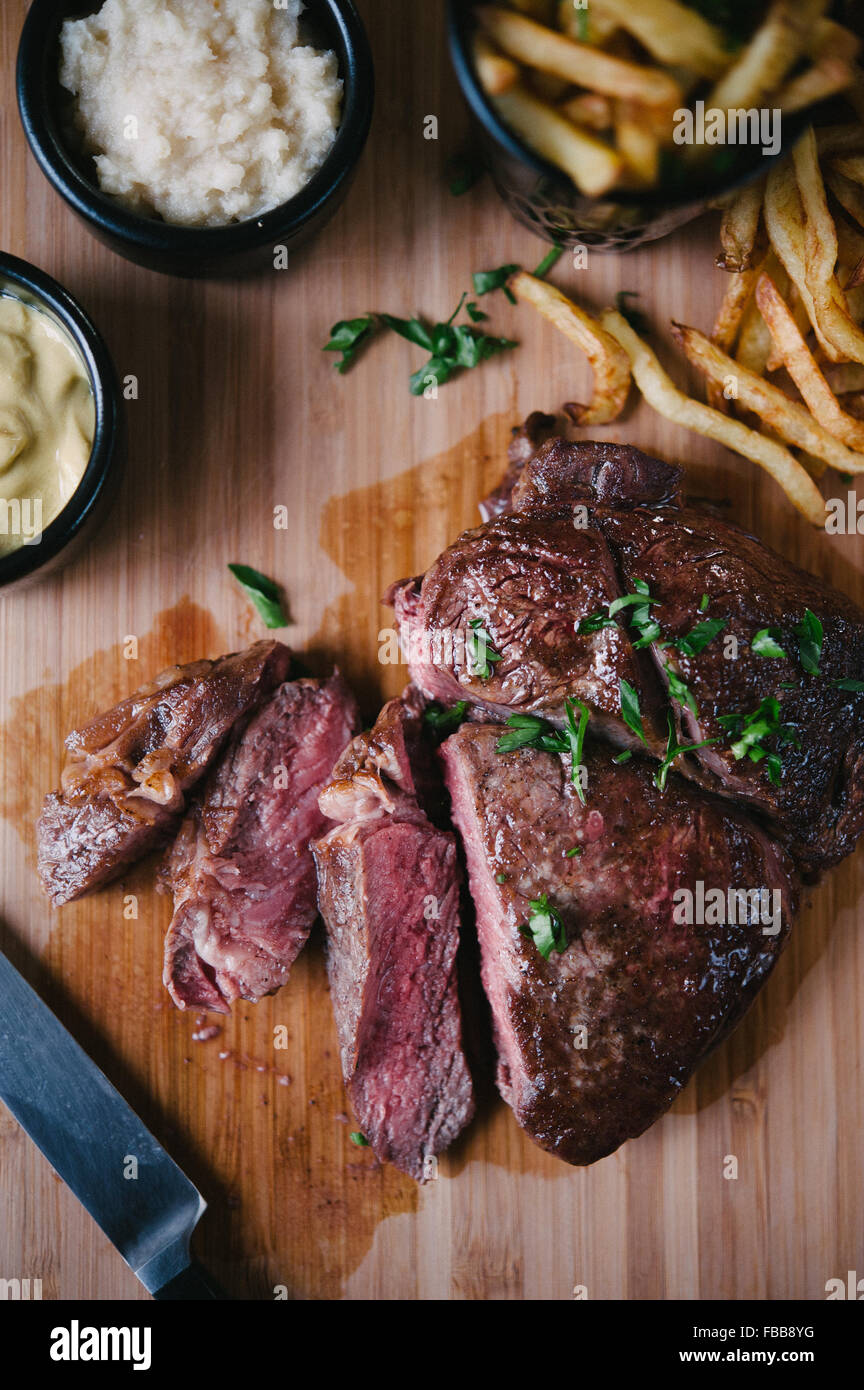 In Scheiben geschnitten Angus Ribeye Steak mit Pommes, Senf und Meerrettich Stockfoto
