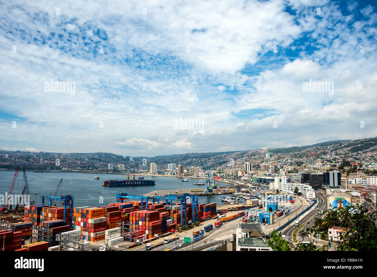 Häuser der historischen Hülle und Krane in einem Hafen von Valparaiso Stockfoto