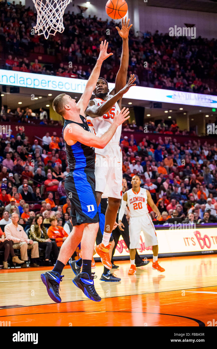 Clemson Tigers Zentrum Landry Nnoko (35) schießt einen Sprung Haken über die Duke Blue Devils Mitte Marshall Plumlee (40) während der NCAA Basketball-Spiel zwischen Herzog und Clemson auf Mittwoch, 13. Januar 2016 in Bon Secours Arena in Greenville, SC David Bräutigam/CSM Stockfoto