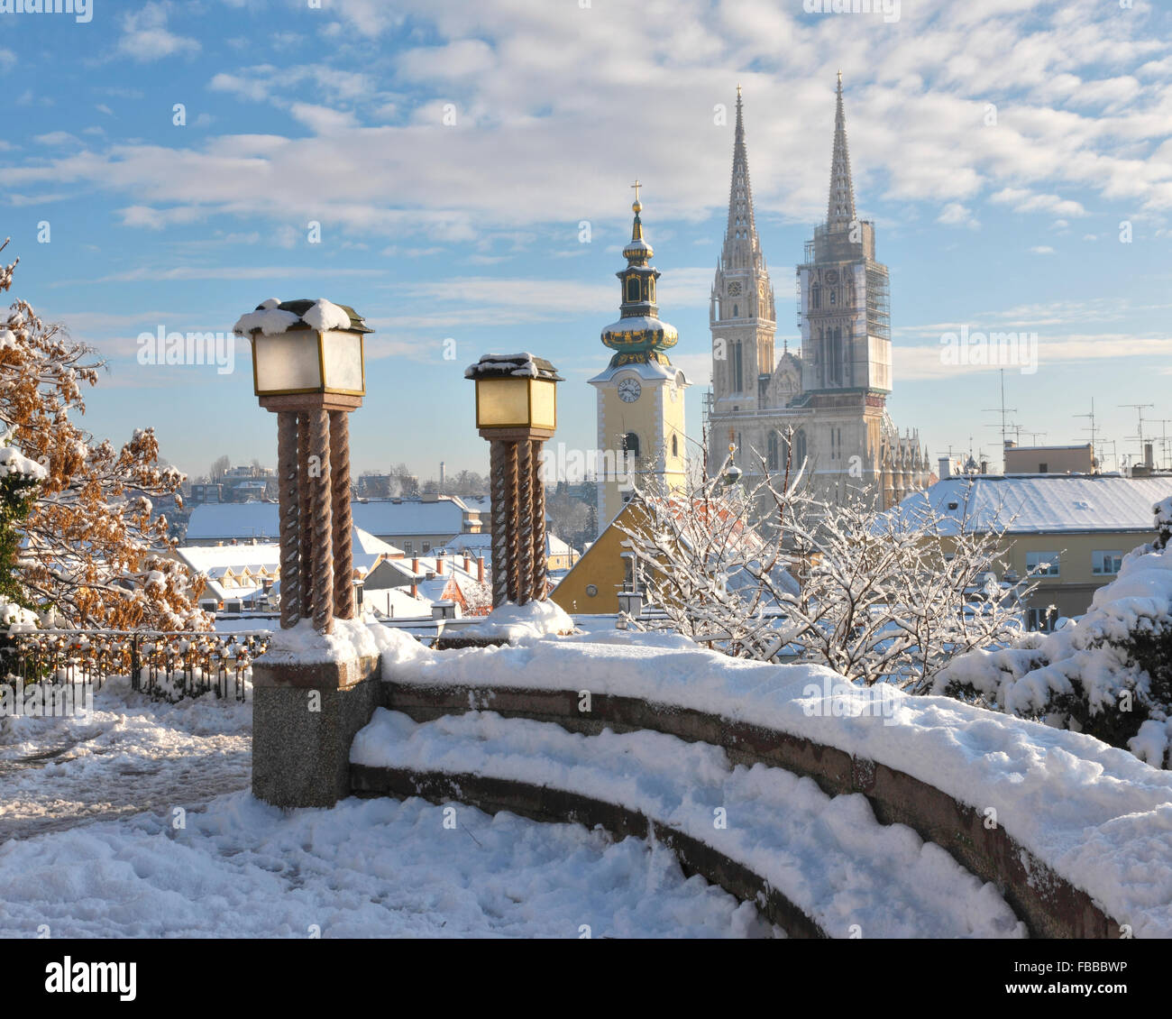 Blick auf Kathedrale von Zagreb im Winter. Stockfoto