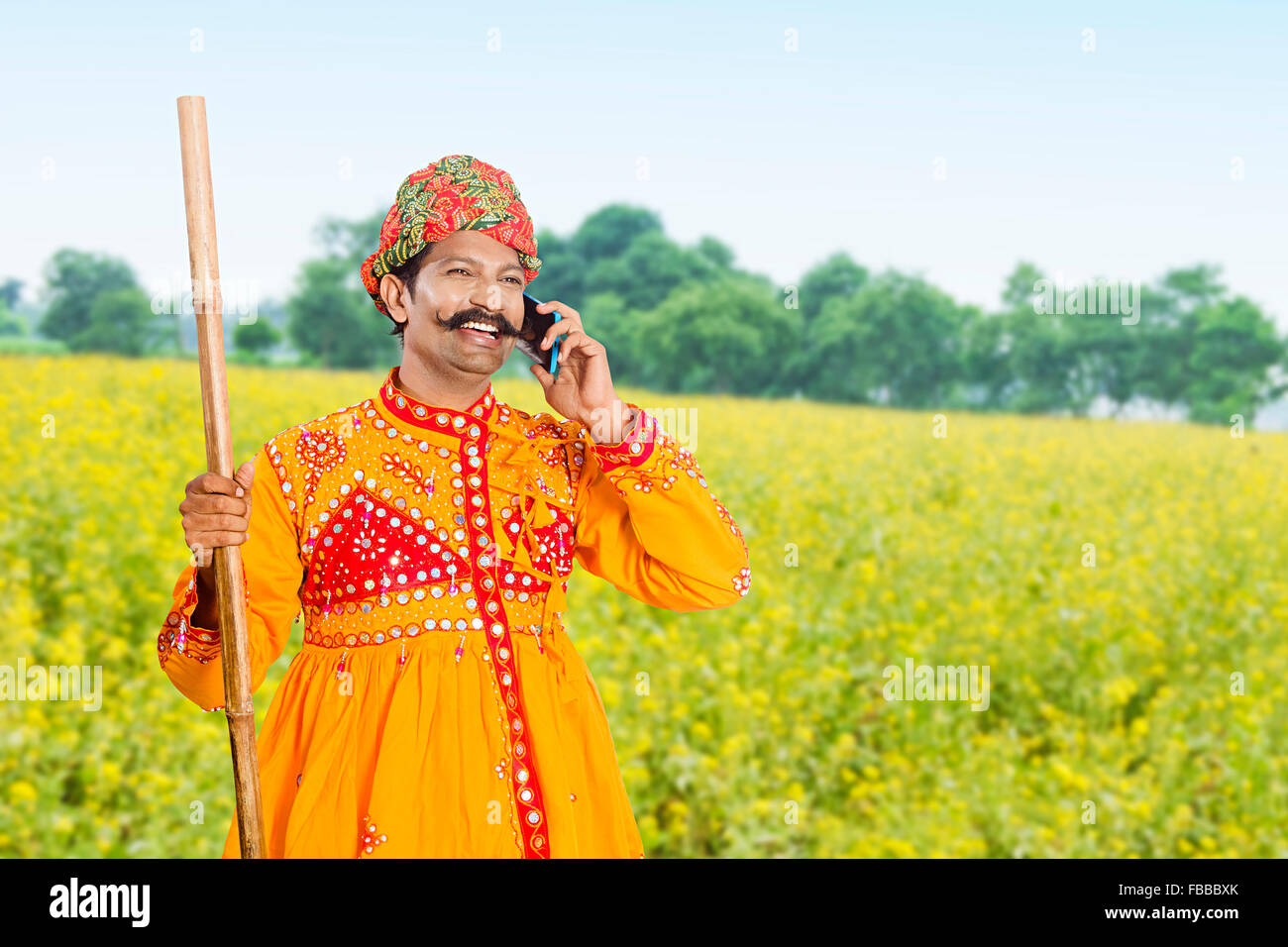 1 indische ländlichen Gujrati Dorfbewohner Bauernhof stehende Handy im Gespräch Stockfoto