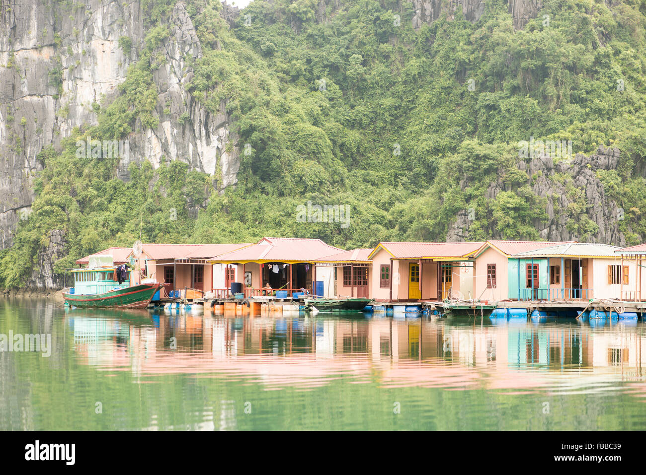 Schwimmenden Fischerdorf, Halong Bucht, Vietnam Stockfoto