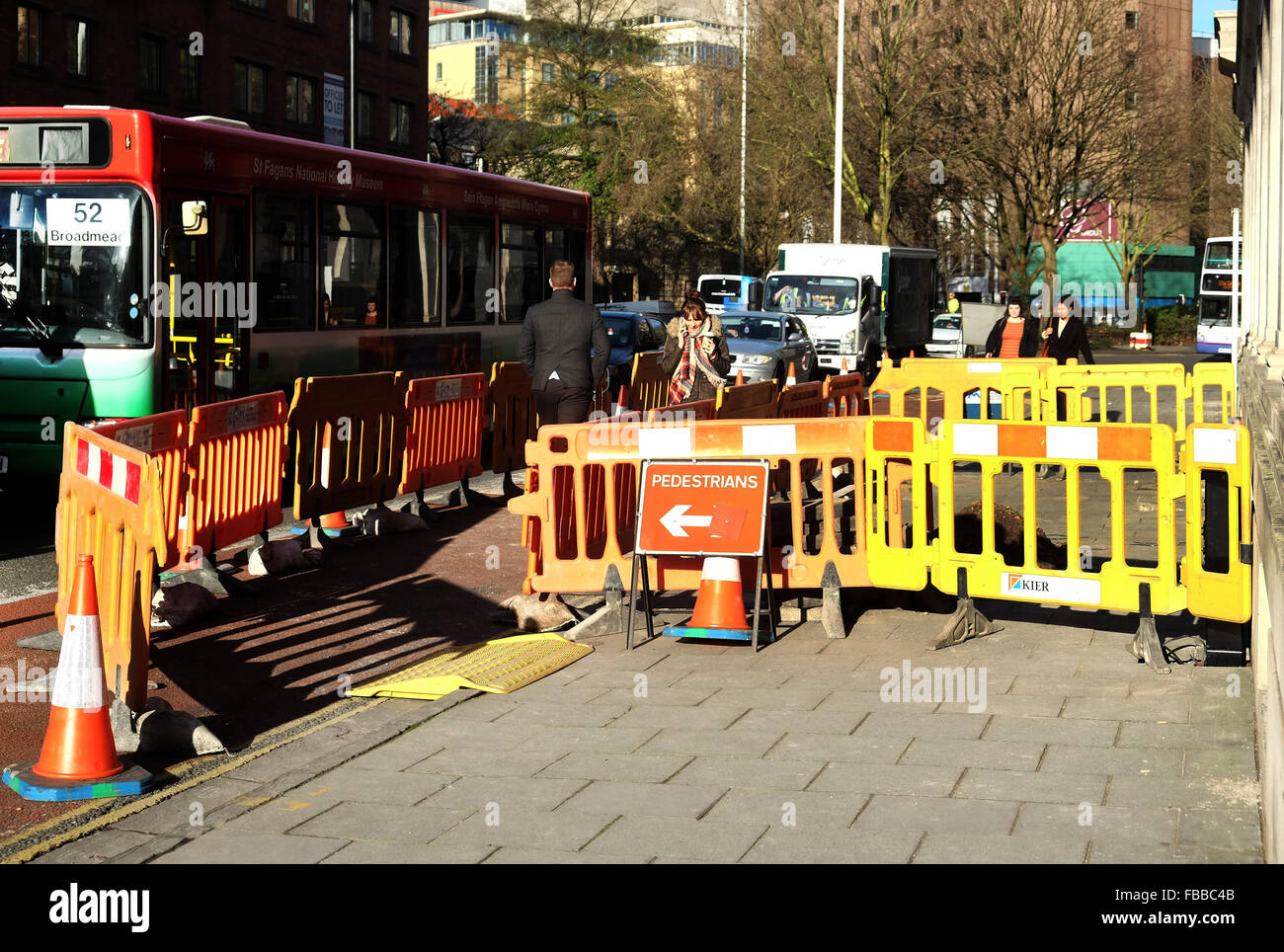 Fahrbahn und Gehweg verstopft während der Arbeiten für den Metrobus Betrieb in Bristol Stadtzentrum entfernt. Januar 2016 Stockfoto