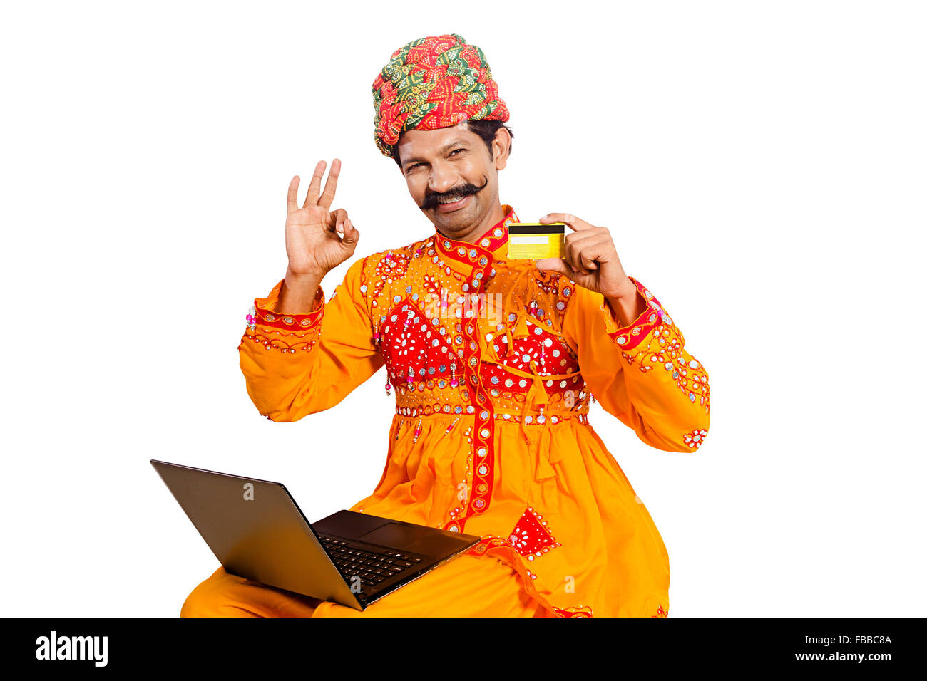 1 indische ländlichen Gujrati Dorfbewohner Laptop mit Kreditkarte online-shopping Stockfoto