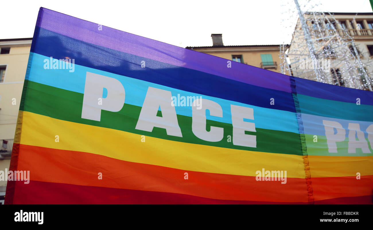 mehrfarbige Frieden Flagge während einer Demonstration von Friedensaktivisten in einer italienischen Stadt Stockfoto
