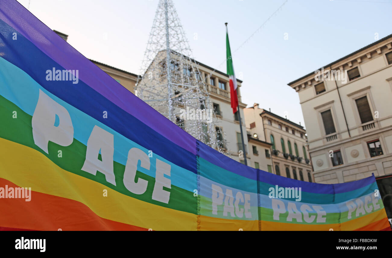 Regenbogenfahne Frieden während einer Demonstration von Friedensaktivisten in Italien Stockfoto