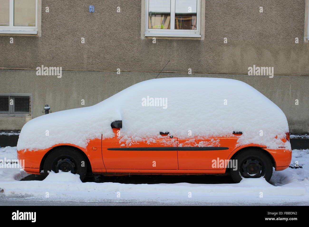 Parkplatz mit Schnee im winter Stockfoto