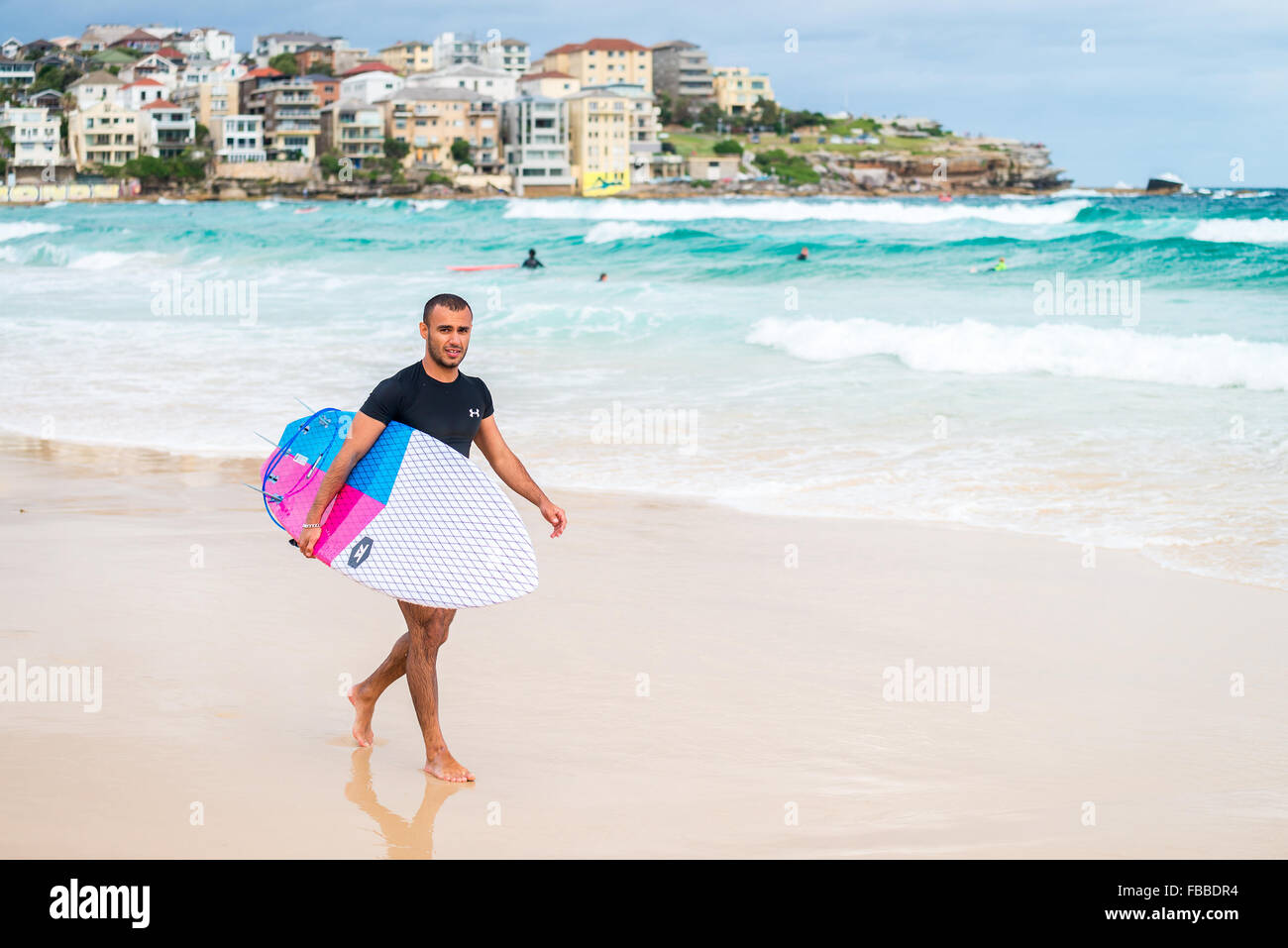 Sydney, Australien - 8. November 2015: Surfer am Bondi Beach an einem Tag. Bondi Beach ist einer der bekanntesten Orte Stockfoto