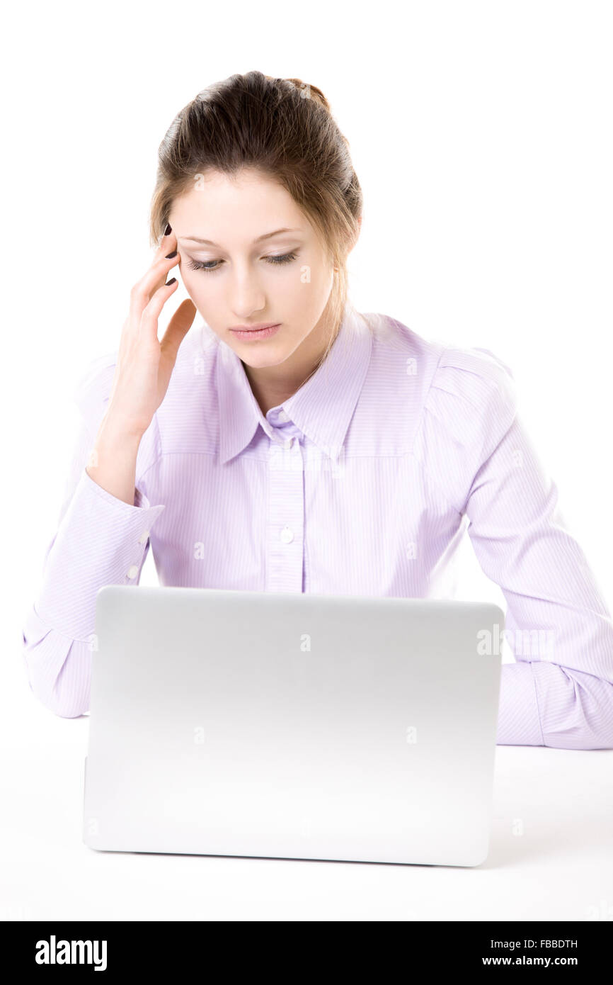 Gelangweilt von Arbeit junge Frau betrachten Laptop, mit Problemen, Stress, Kopfschmerzen. Kopf mit der Hand haltend Stockfoto