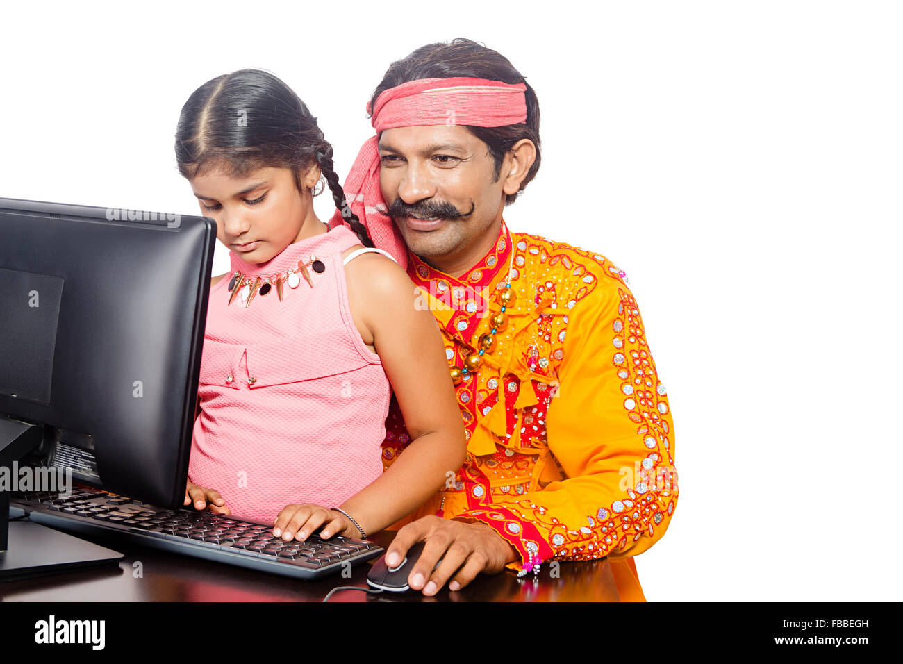 2 indische ländlichen Gujrati Vater und Kind Tochter sitzen Computerausbildung Stockfoto
