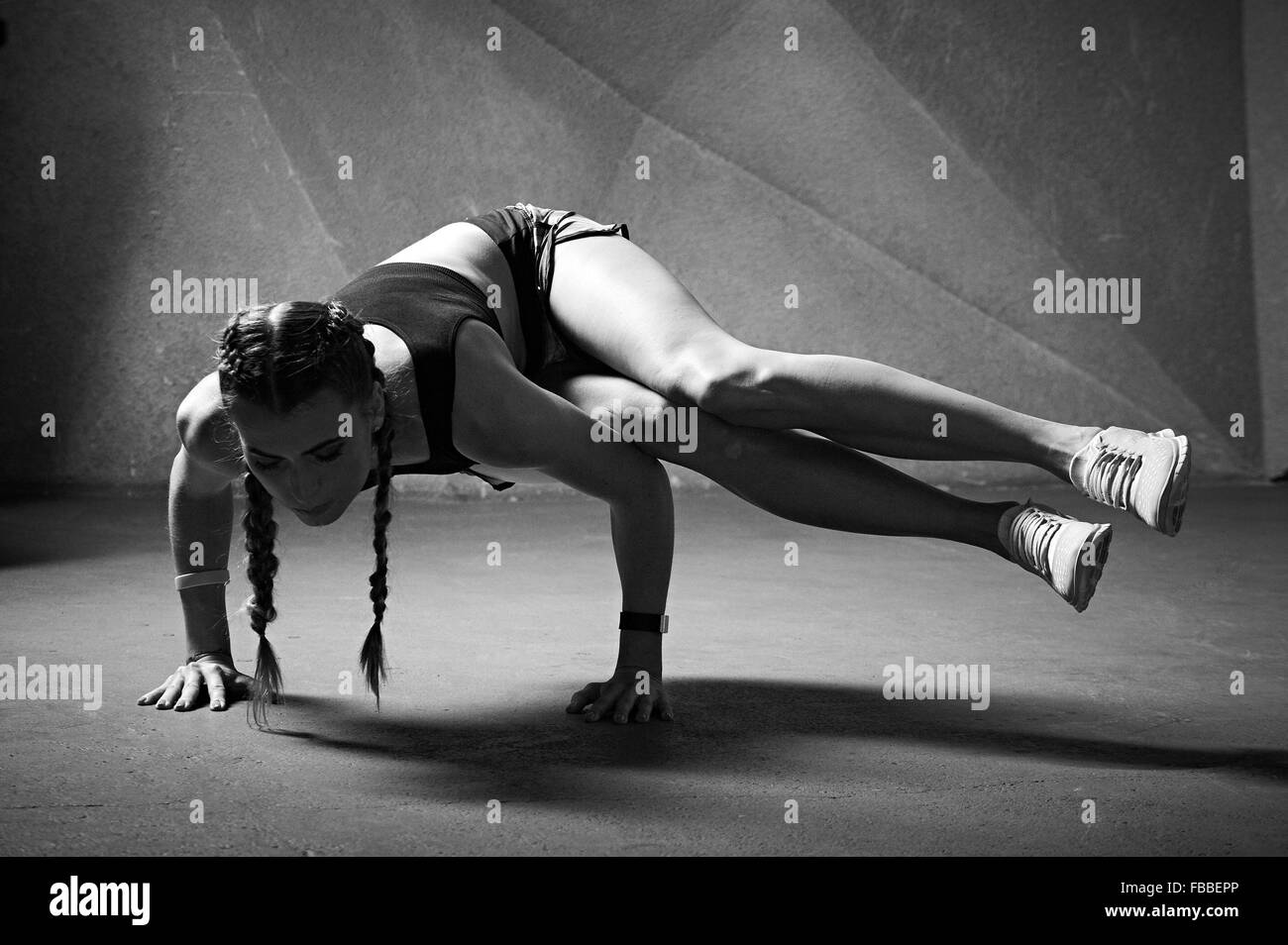 Junge Frau, die Ausübung von Yoga im Innenbereich Stockfoto