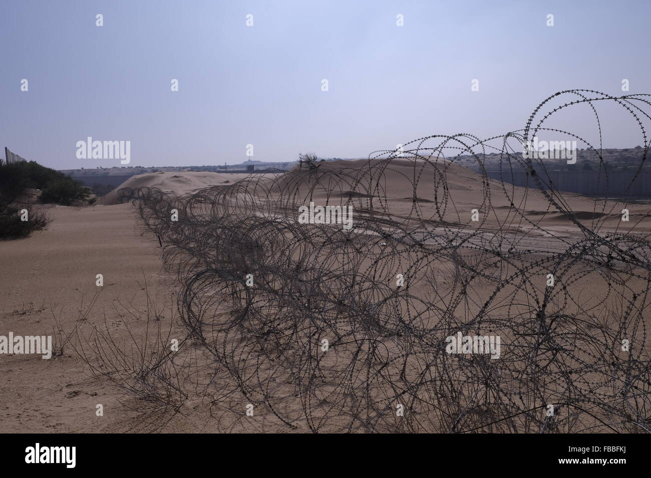 Gewickelte Stacheldrahtzaun an der israelischen Grenze zum nördlichen Gazastreifen in der Nähe der südisraelischen Siedlung Netiv Haasara im Süden Israels Stockfoto