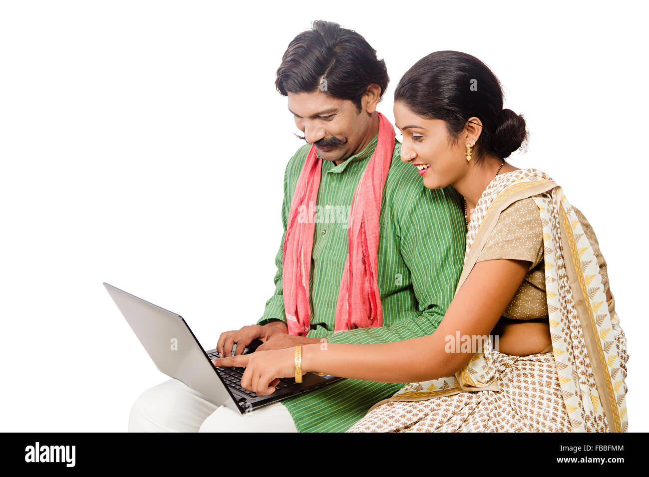 2 indische ländlichen verheiratet paar sitzt Laptop arbeiten Fingerzeig anzeigen Stockfoto