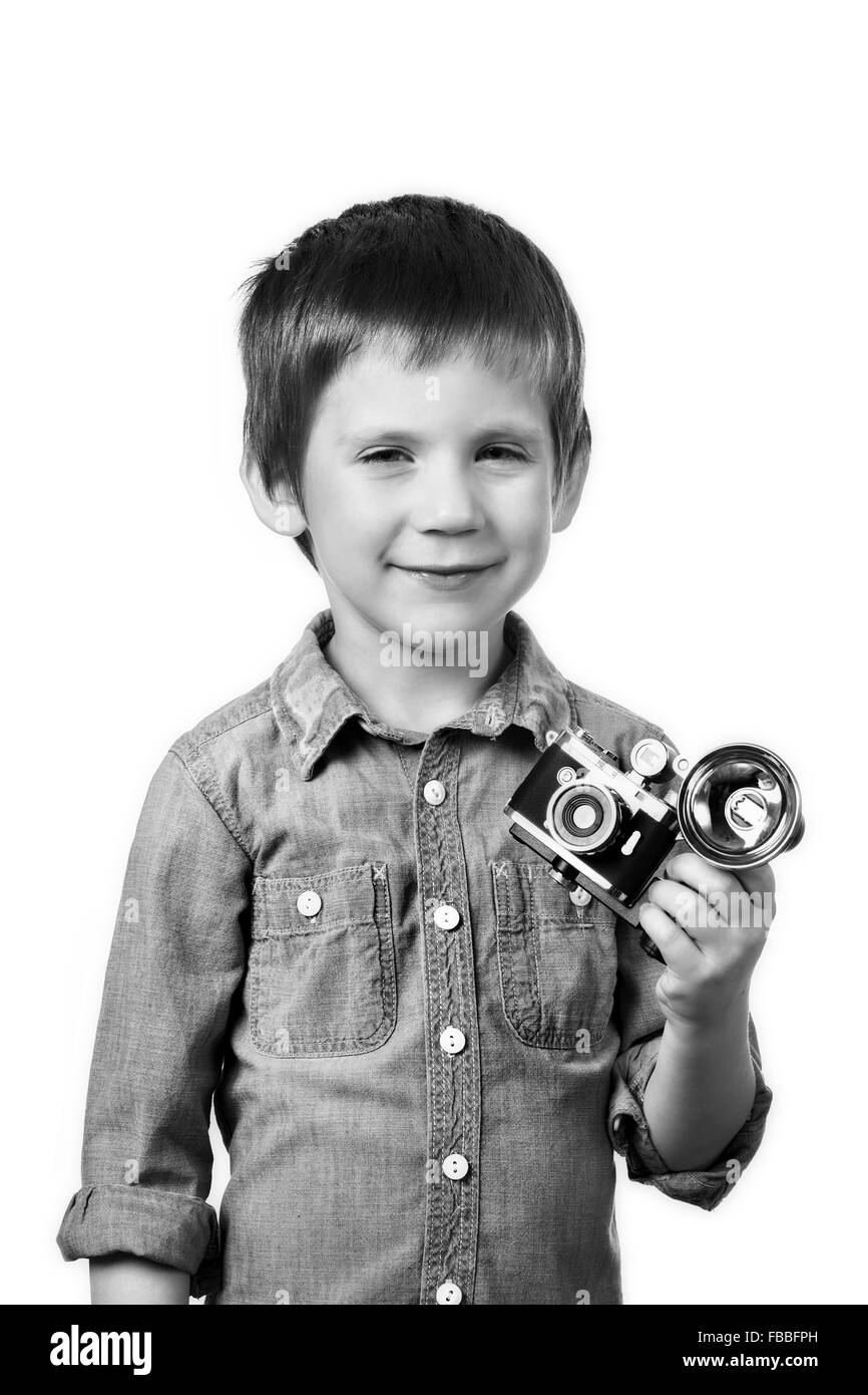Kleine junge Fotografen schießen mit Retro-Kamera und Blitz isoliert Stockfoto