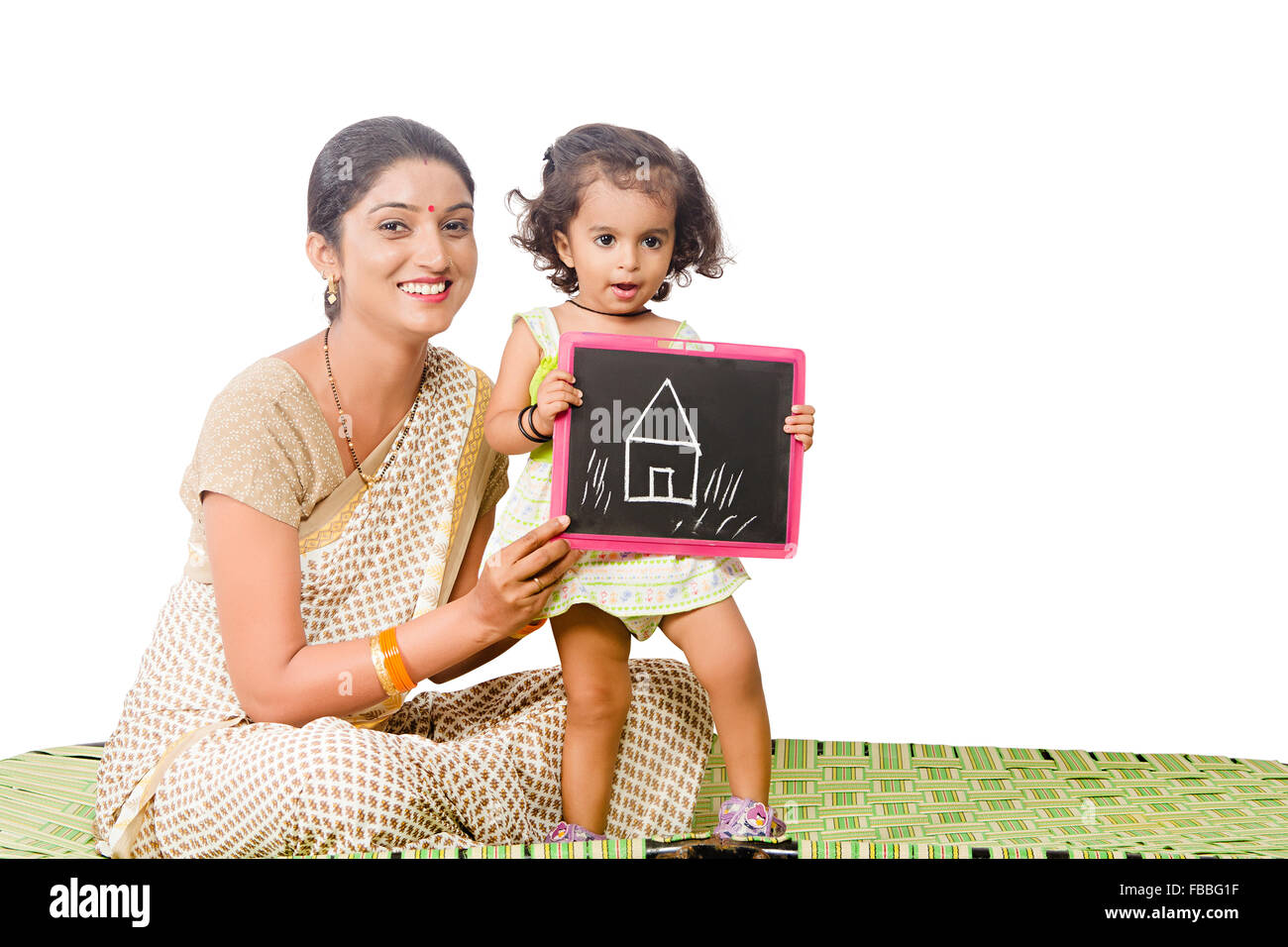 2 indische ländlichen Mutter und Kind Tochter Schiefer Board Zeichnung träumen neues Haus Stockfoto