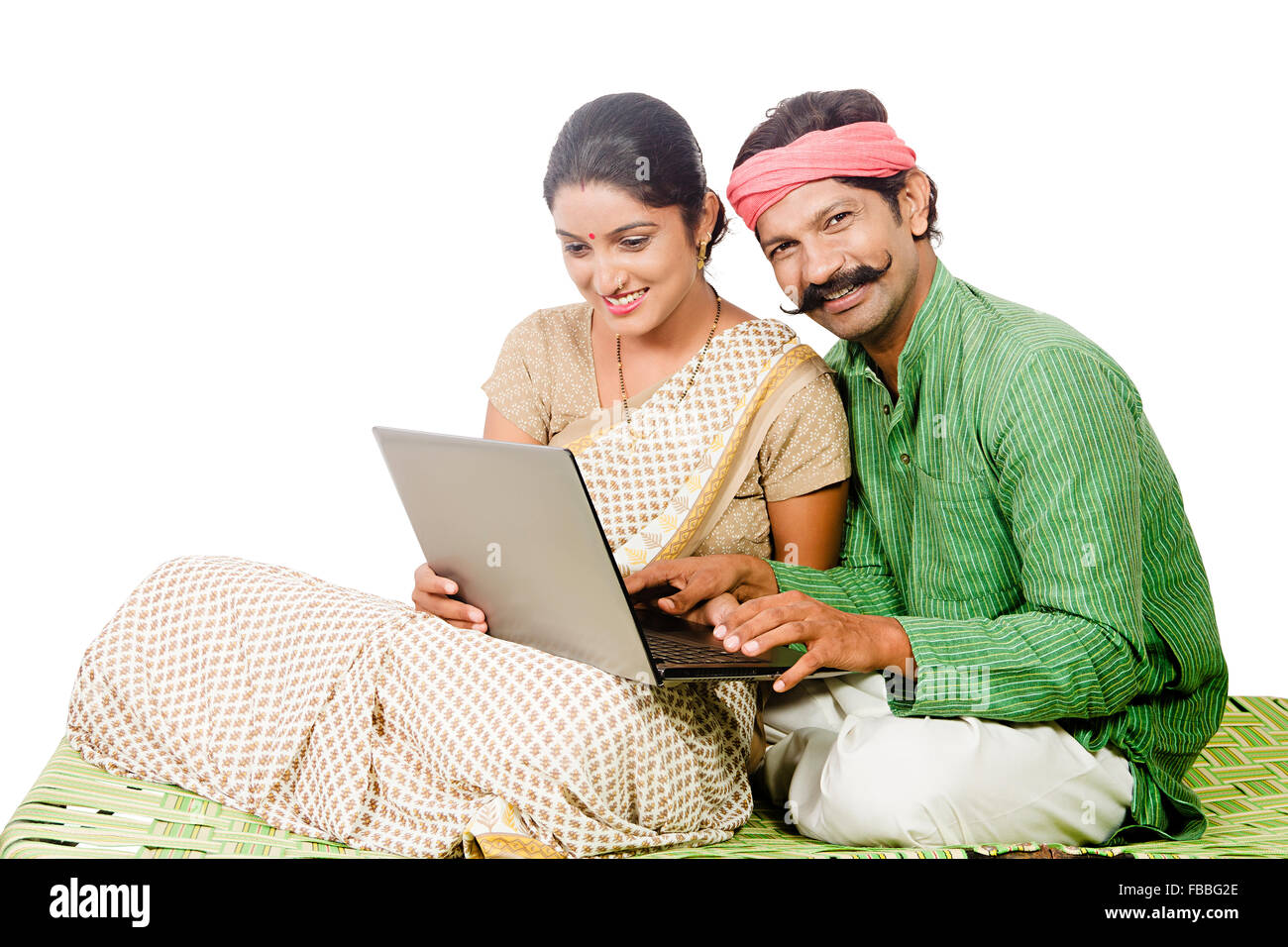 2 indische ländlichen verheiratet paar sitzt Charpai Laptop arbeiten Stockfoto