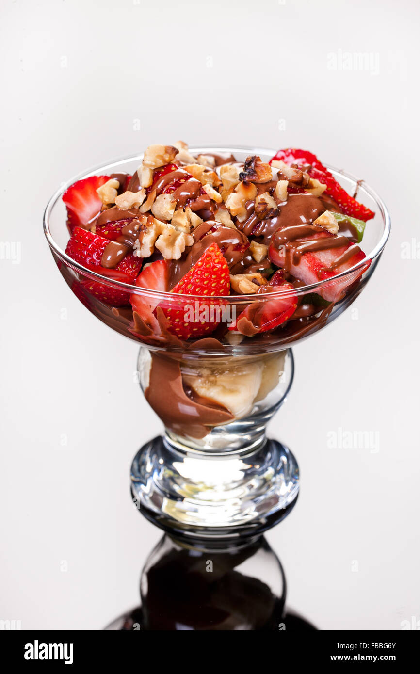 Berry Frucht essen frisch frische Glas Dessert Produkt Makro Nahaufnahme Schokolade Erdbeer süß Farbe Nuss Kiwi Banane Stockfoto