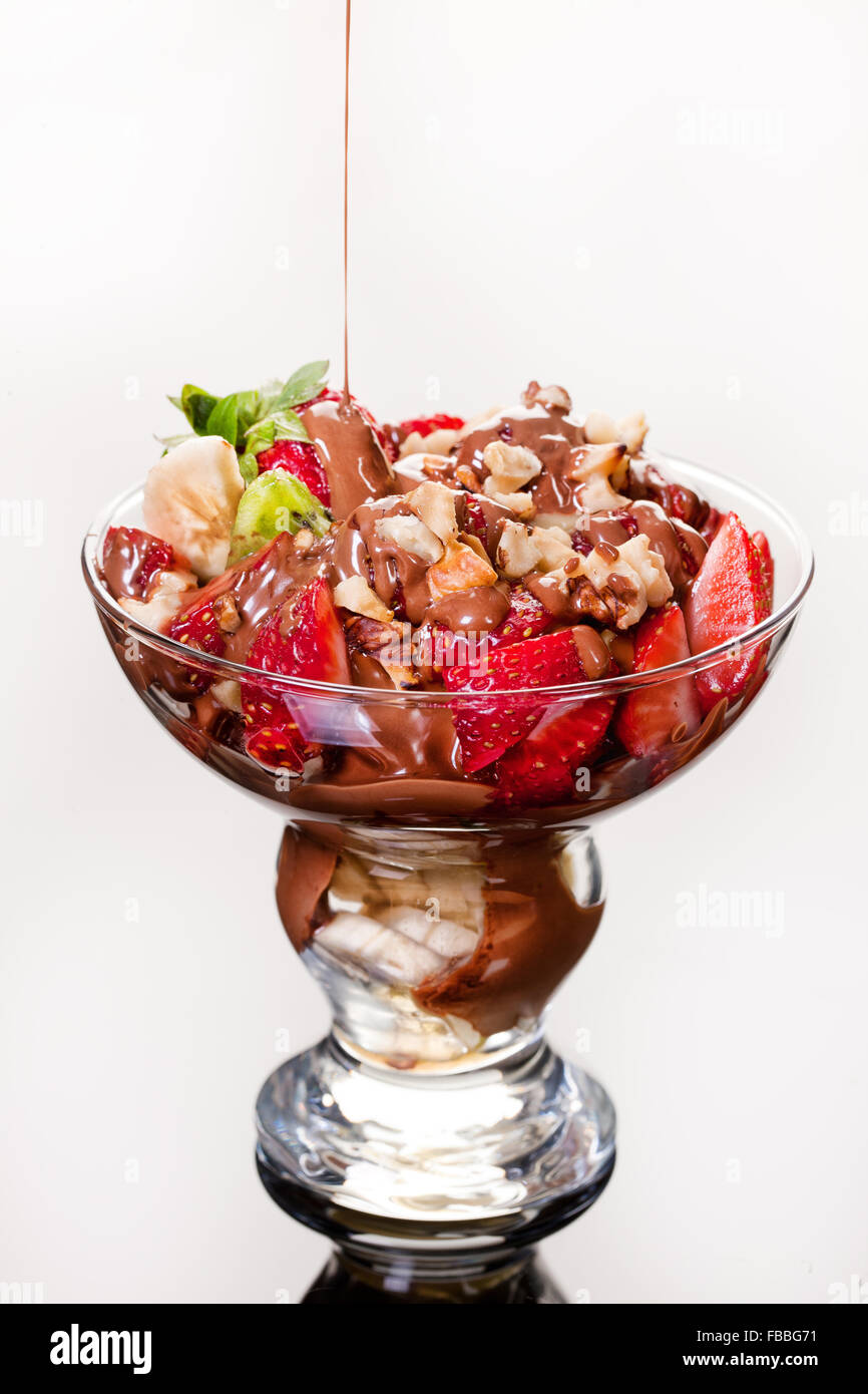 Berry Frucht essen frisch frische Glas Dessert Produkt Makro Nahaufnahme Schokolade Erdbeer süß Farbe Nuss Kiwi Banane Stockfoto