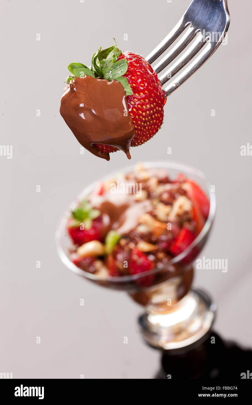 Berry Frucht essen frisch frische Glas Dessert Produkt Makro Nahaufnahme Gabel isoliert Geschirr Schokolade Metallteile Farbe Stockfoto