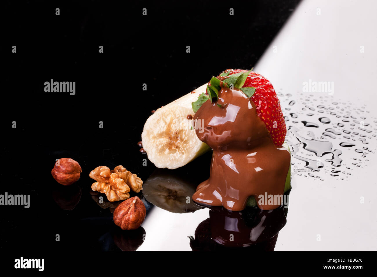 Berry Frucht essen frisch frische Glas Dessert Produkt Makro Nahaufnahme Erdbeer Kiwi Banane Hintergrund ungenießbaren Essen studio Stockfoto
