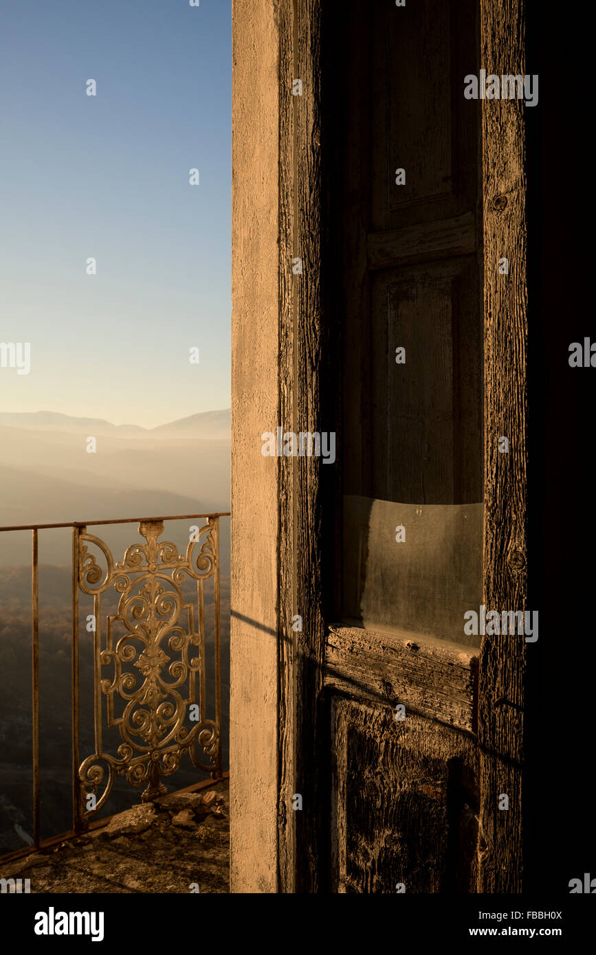 Balkon Blick von verlassenen Haus Stockfoto