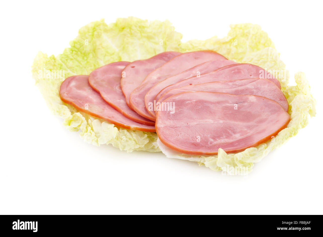 Schinken mit Salat isoliert auf weißem Hintergrund. Stockfoto