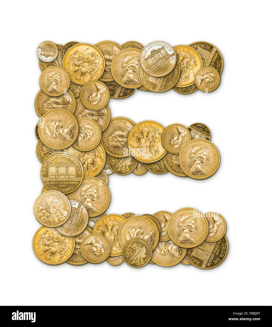 Buchstabe E, hergestellt aus gold-Münzen Geld isoliert auf weißem Hintergrund Stockfoto