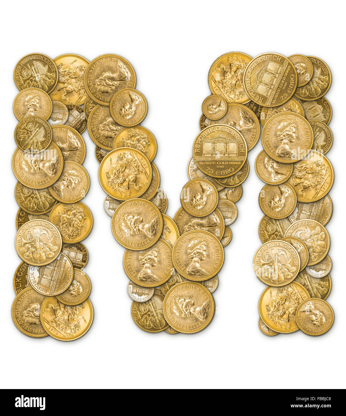 Buchstabe M hergestellt aus gold-Münzen Geld isoliert auf weißem Hintergrund Stockfoto